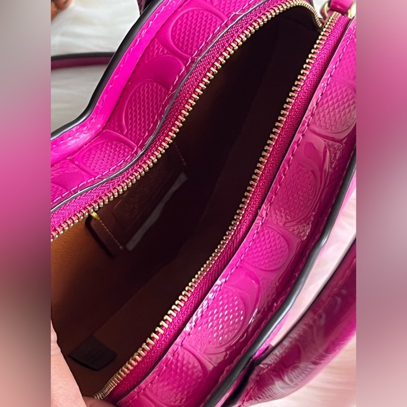CN600 - Coach Heart Bag in Signature Leather - Picture 7 of 13